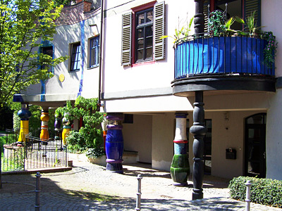 Die Büros von TITZE & TITZE Finanzen sind im Hundertwasserhaus: Zum Quellenpark 38, 65812 Bad Soden.